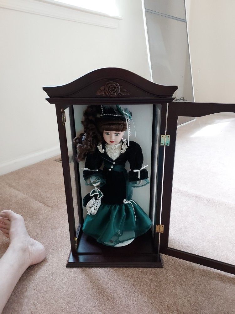BEAUTIFUL NEW 1999 CAMELLIA GARDEN PORCELAIN DOLL $15.00 IN CASE