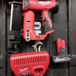 MILWAUKEE PIN NAILER 23 GAUGE WITH BATTERY 12V LITHIUM AND CHARGER 