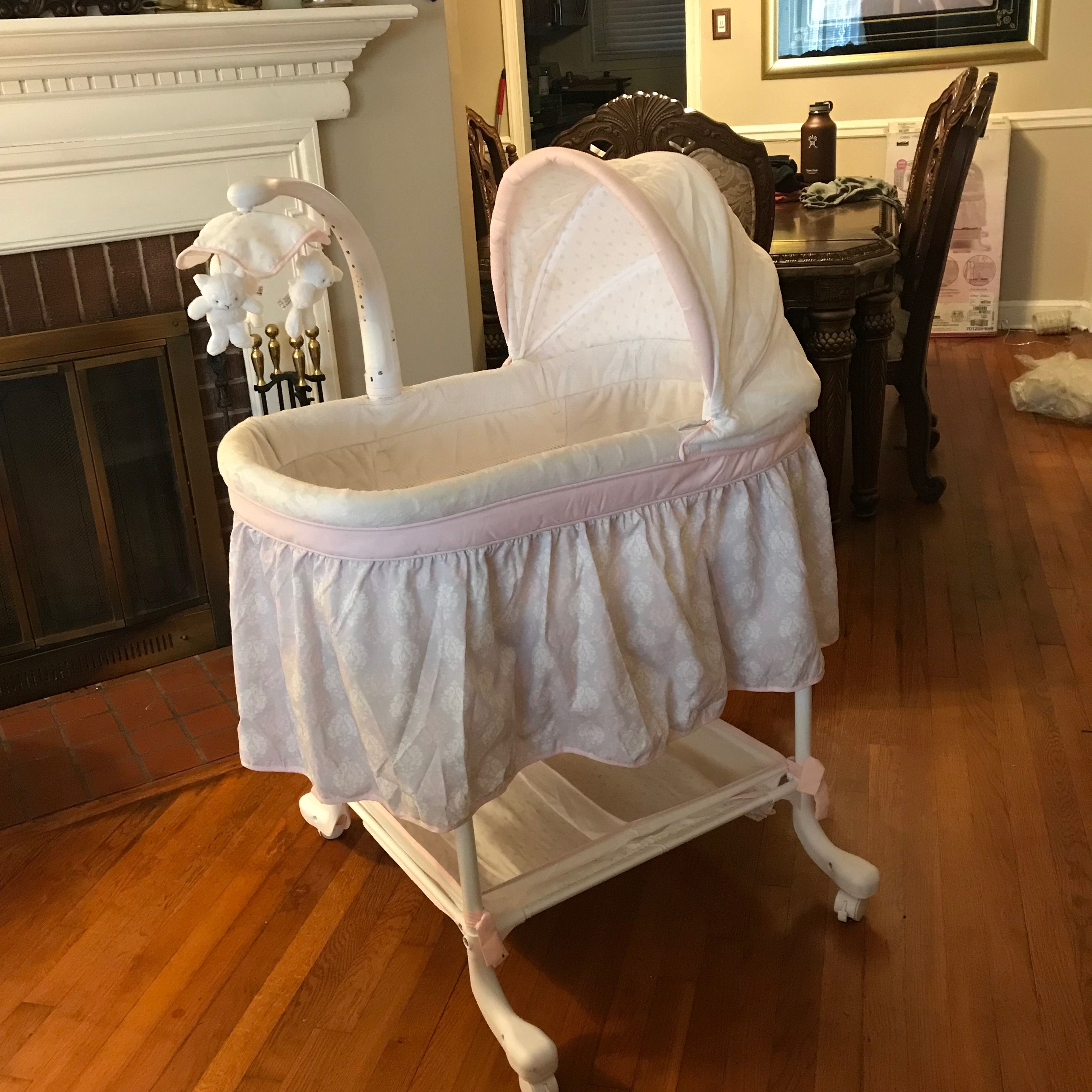 Simmons Kids Lucia Deluxe Gliding Bassinet