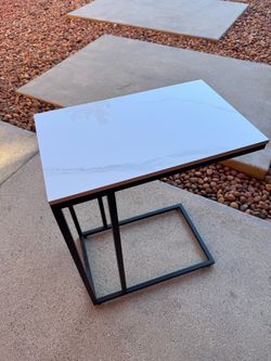 Modern C-Shaped Side Table – Polished Marble-Look Tile Top & Black Metal Frame