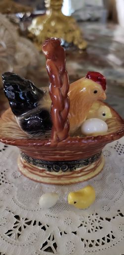 Mother hen in basket with chick and egg