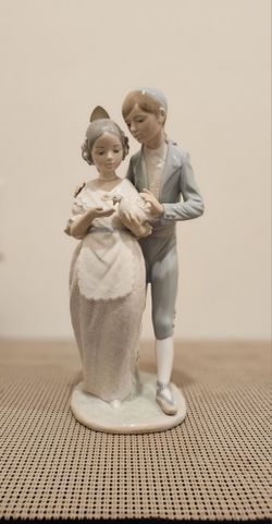 Lladró Porcelain Figurine – Romantic Couple with Dove, Handcrafted Spain, Excellent Condition.