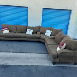 Huge Sectional Couch 🛋 Pieces 3 , Very Clean, 