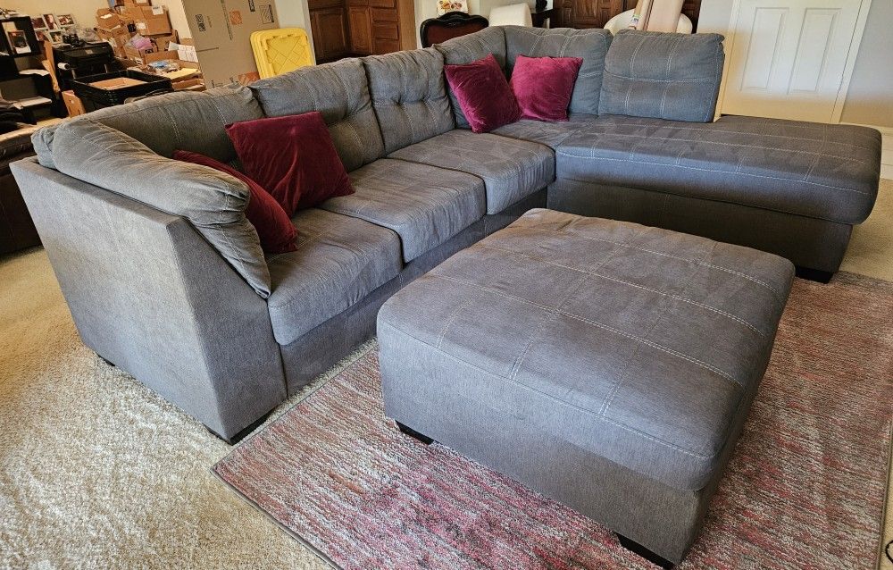 Comfortable Gray Sectional Sofa With Ottoman