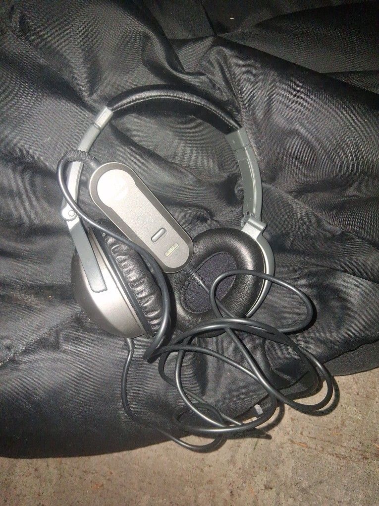 Targus AWM02US Active Noise Cancellation Headphones