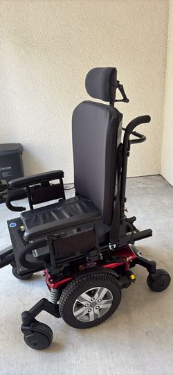 Electric wheelchair- quantum j4e powerchair/red & black