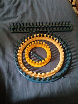 Round Knitting Loom Set with Hook Tool
