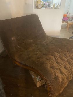 Tufted Chaise Lounge with Wood Frame