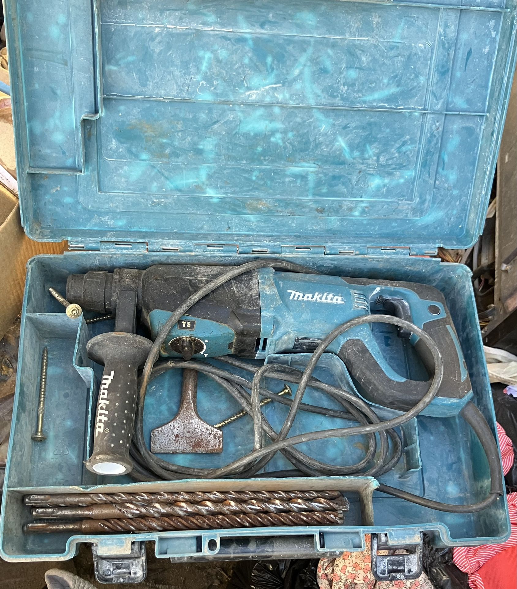 Makita HR2641 1" SDS-Plus AVT Rotary Hammer Drill Kit