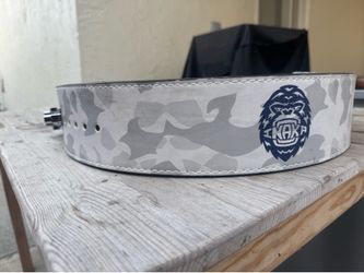 Lever lifting belt