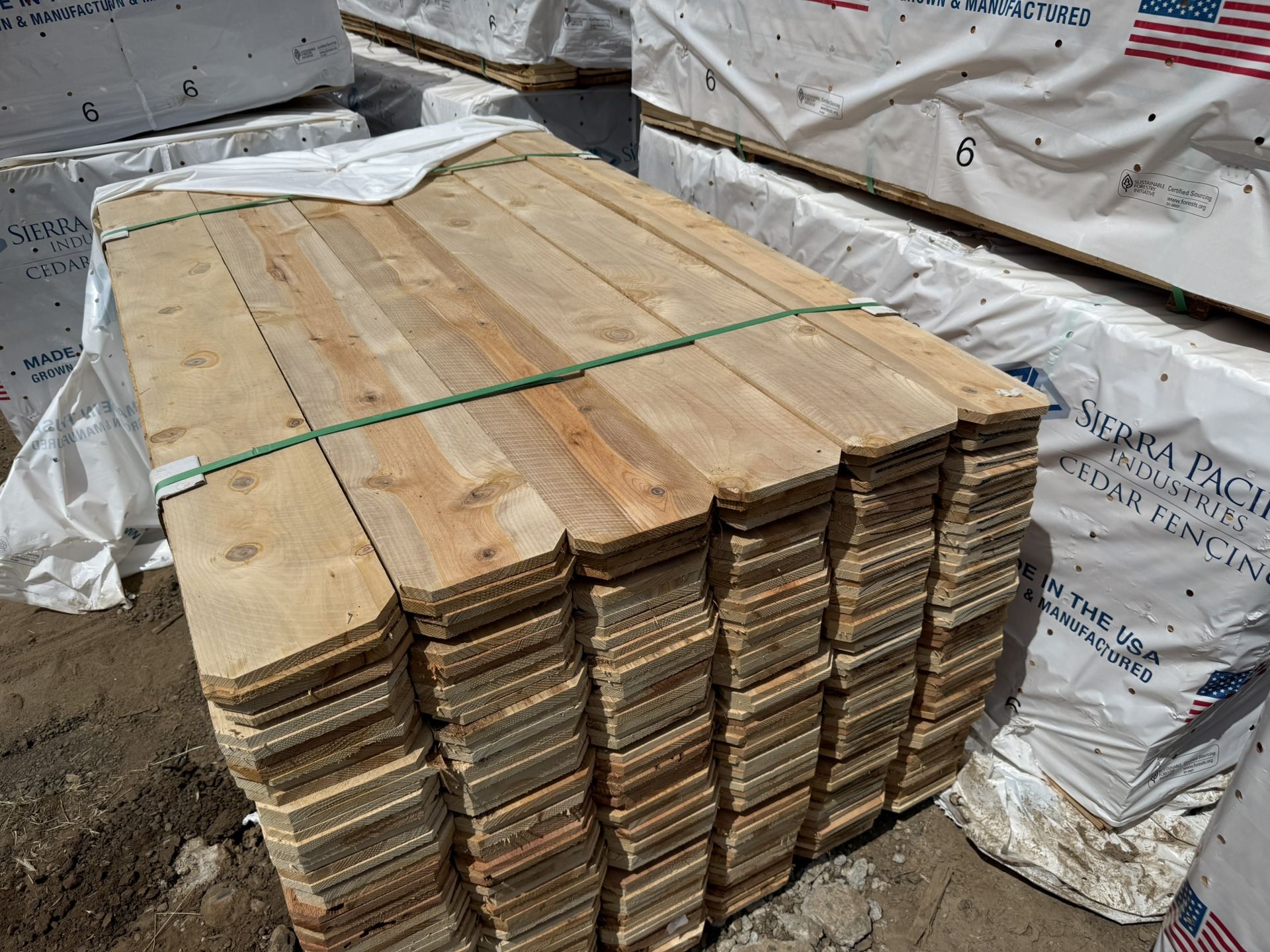 CEDAR DOG EARED FENCE PICKETS PALLET 
