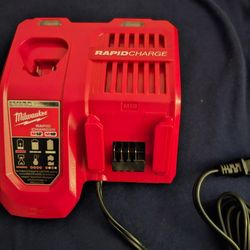 MILWAUKEE RAPID CHARGER NEW/ CARGADOR RÁPIDO MILWAUKEE NUEVO