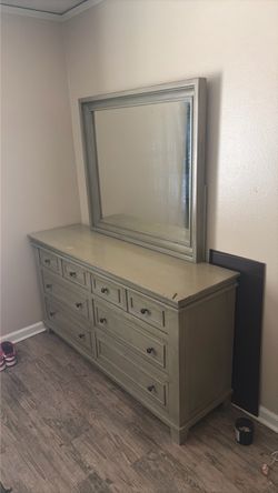 Dresser With Mirror