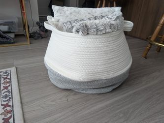 White/Grey Woven Rope Basket With 2 Pillows And Blanket