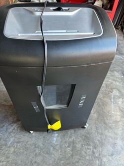 Staples paper shredder