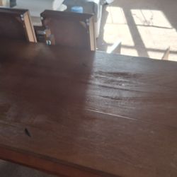 Large Dining table with 2 leafs