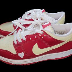 NIKE 2004 Valentines Day Dunk Low 7.5 Shoes Sneakers Heart LIKE NEW

