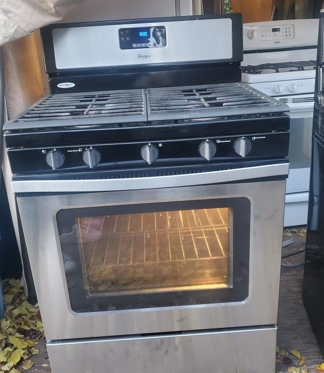 WHIRLPOOL GAS STOVE BURNERS AND OVEN WORKING PERFECT for Sale in