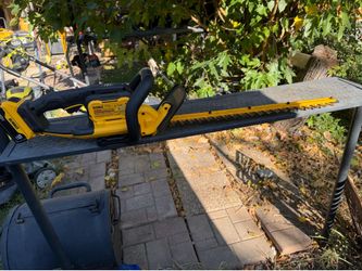 Dewalt 22" hedge trimmer with 5 amp battery and charger used a few times