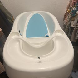 4 Moms Bath Tub