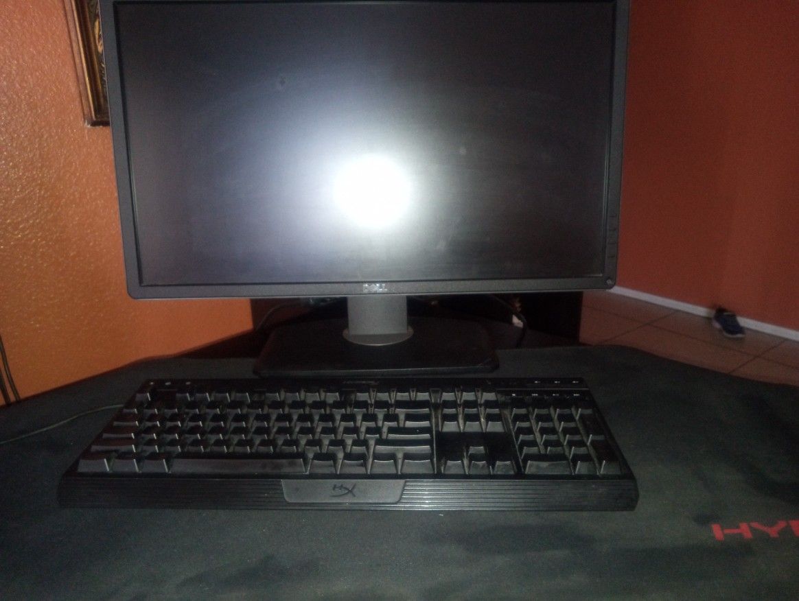 DELL computer W/ Mouse, Keyboard,And Mat