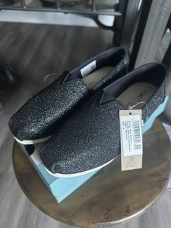 Brand NEW in box TOMS Belmont slip on women’s shoe size 6 for $20!