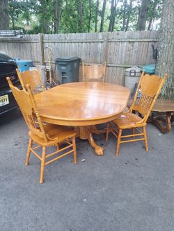 Dining Room Round Table w/ 4 Chairs & Leaf