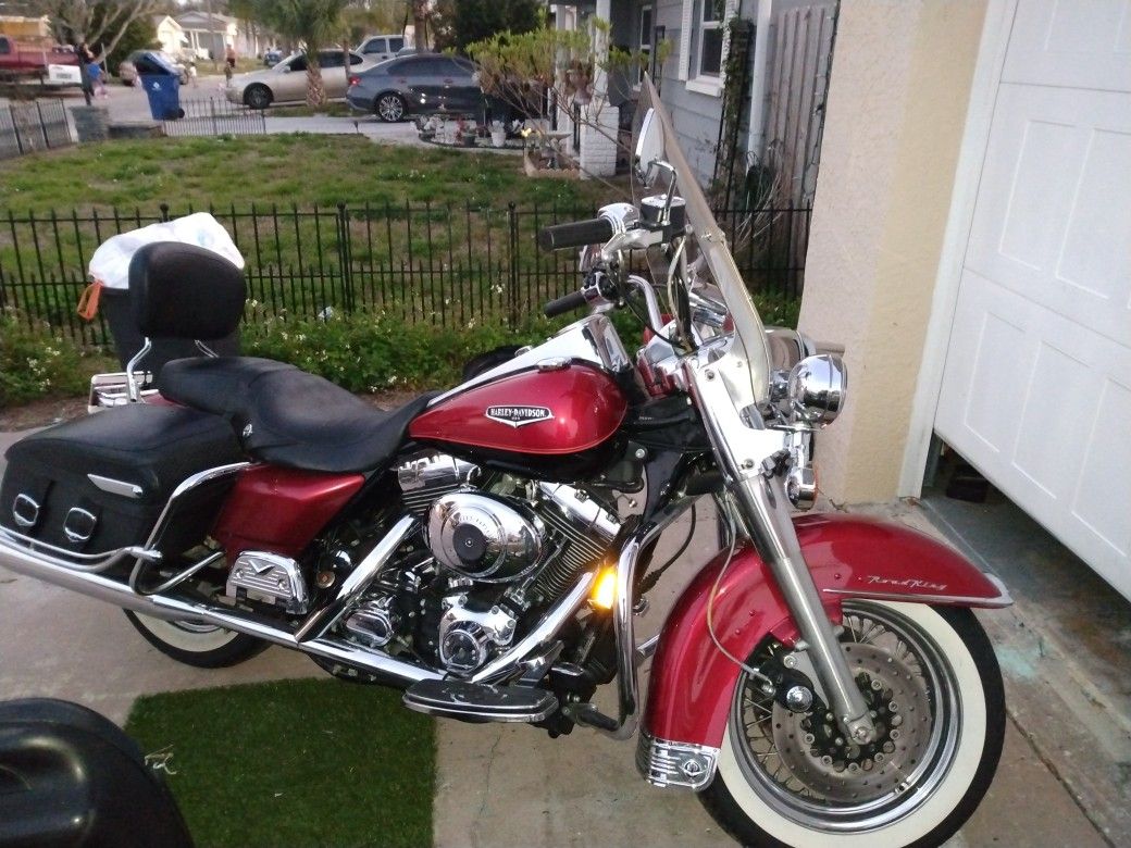 Harley-Davidson 12,000 Miles Immaculate, Not A Leak Not A Spot On It Classic Road King Classic