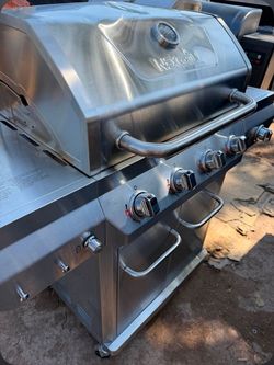 PROPANE GAS BBQ GRILL USED VERY CLEAN  INSIDE JUST SMALL DENT ON THE BACK