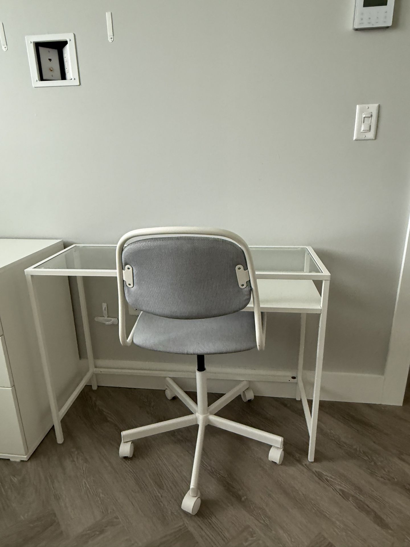 White Desk And Chair