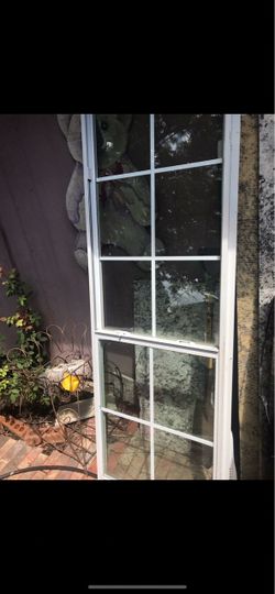 Ventana vidrio con marco de metal solo que un seguro se quebró