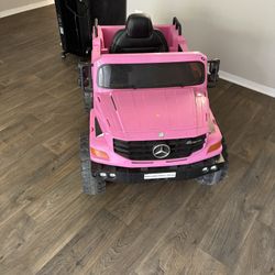 Mercedes For A Little Girls Excellent Condition. Nothing Is Broken. The Only Things That Is A Battery..