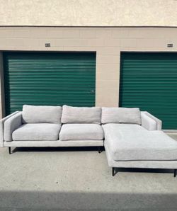 Living Spaces Sectional Couch 🛻Delivery Available🛻