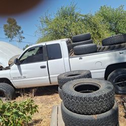 2000  ram 1500 v8 Magnum sport for parts truck is complete and has a long bed
