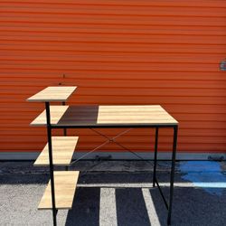 DESK / IN GREAT CONDITION/ DELIVERY NEGOTIABLE 