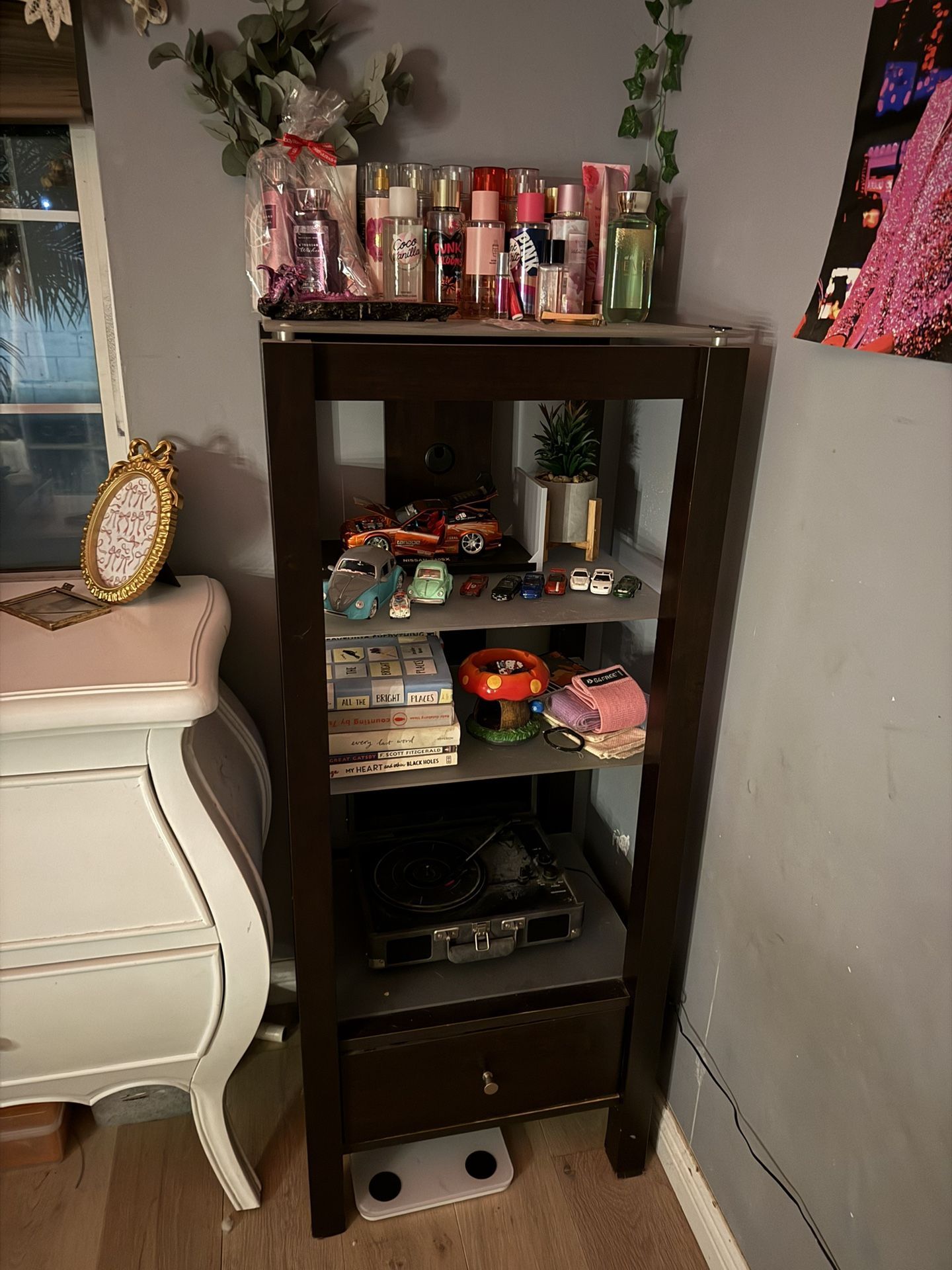 4 Tier Display Shelf/bookcase With Drawer