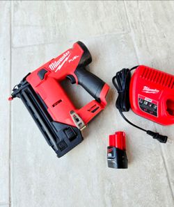 Milwaukee FUEL 12V Brad Nailer 18 guage KIT