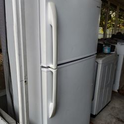 Daewoo Top Freezer Refrigerator – Clean & Works Great!
