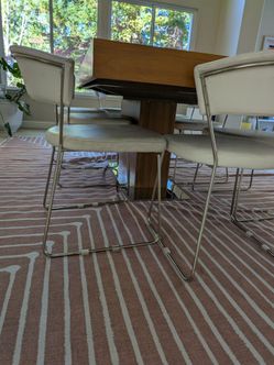 Astor dining table and 8 chairs with rug