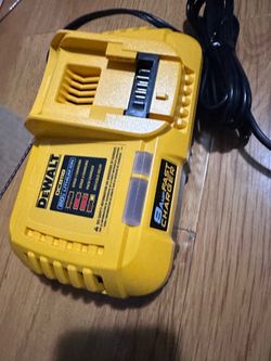 Dewalt Fast Charger 8 amp ( yellow )