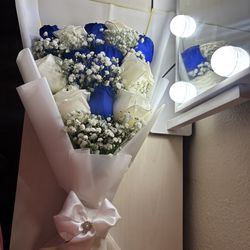 12 white and blue rose flat bouquet