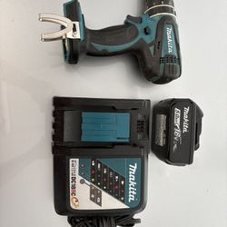 Makita XPH01 Hammer Drill with Charger and 18v 5 Amp Battery 