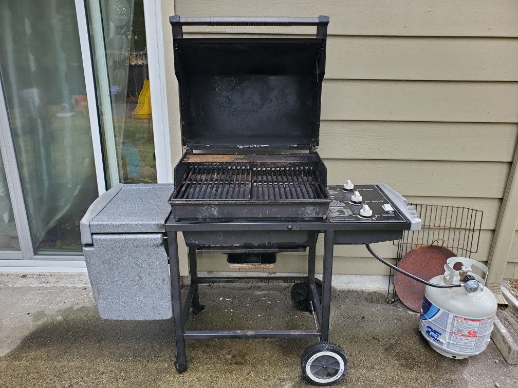 Weber 3 Burner Gas Grill with cover