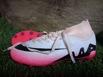 Soccer cleats us size 3.5youth