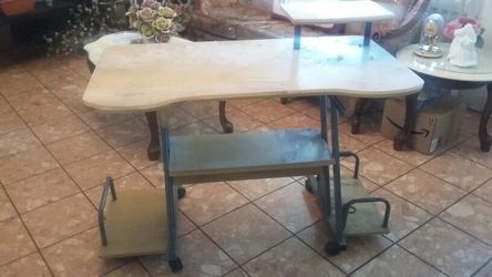Computer desk 9/10