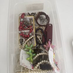 Costume Jewelry box of Fashion Jewelry