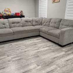 Sectional Sofa! Gray Couch! Grey Sofa! Free Delivery! 