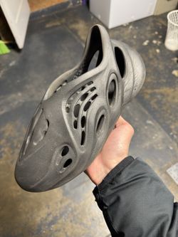 Yeezy Foam Rnr Onyx (Size 10MENS)