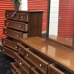 Quality Thomasville Solid Wood Set Long Dresser, Big Drawers, Mirror, Tall Chest With Big Drawers. Drawers Sliding Smoothly Excellent Condition
