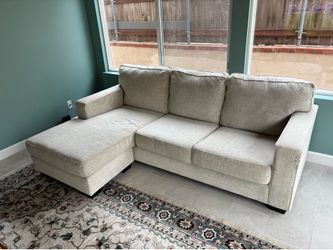 Living Spaces Sectional Sofa with Oversized Chaise – Great Condition